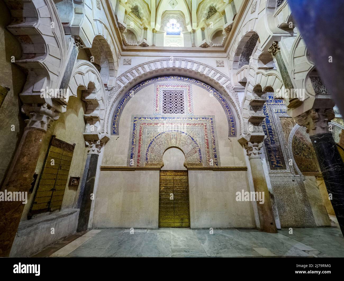Östliche Tür im Maqsura-Bereich (links vom Mihrab), die zur Schatzkammer der Moschee führte - Mezquita-Catedral (große Moschee von Cordoba) - Cordoba, Spanien Stockfoto