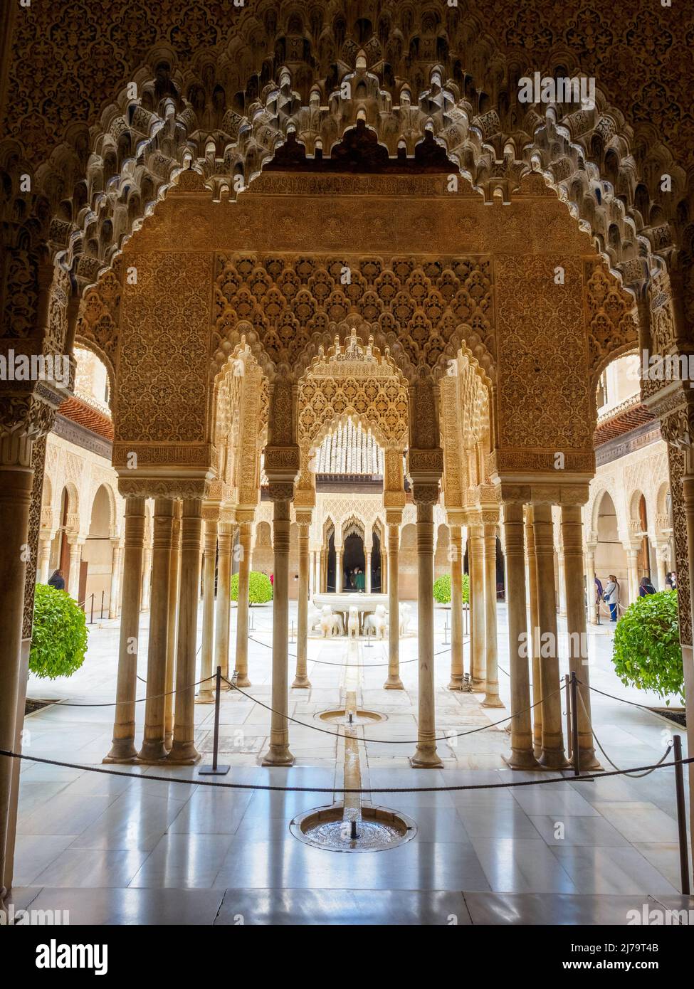 Torbogen am Hof der Löwen im Nasriden-Palast-Komplex - Alhambra-Komplex - Granada, Spanien Stockfoto