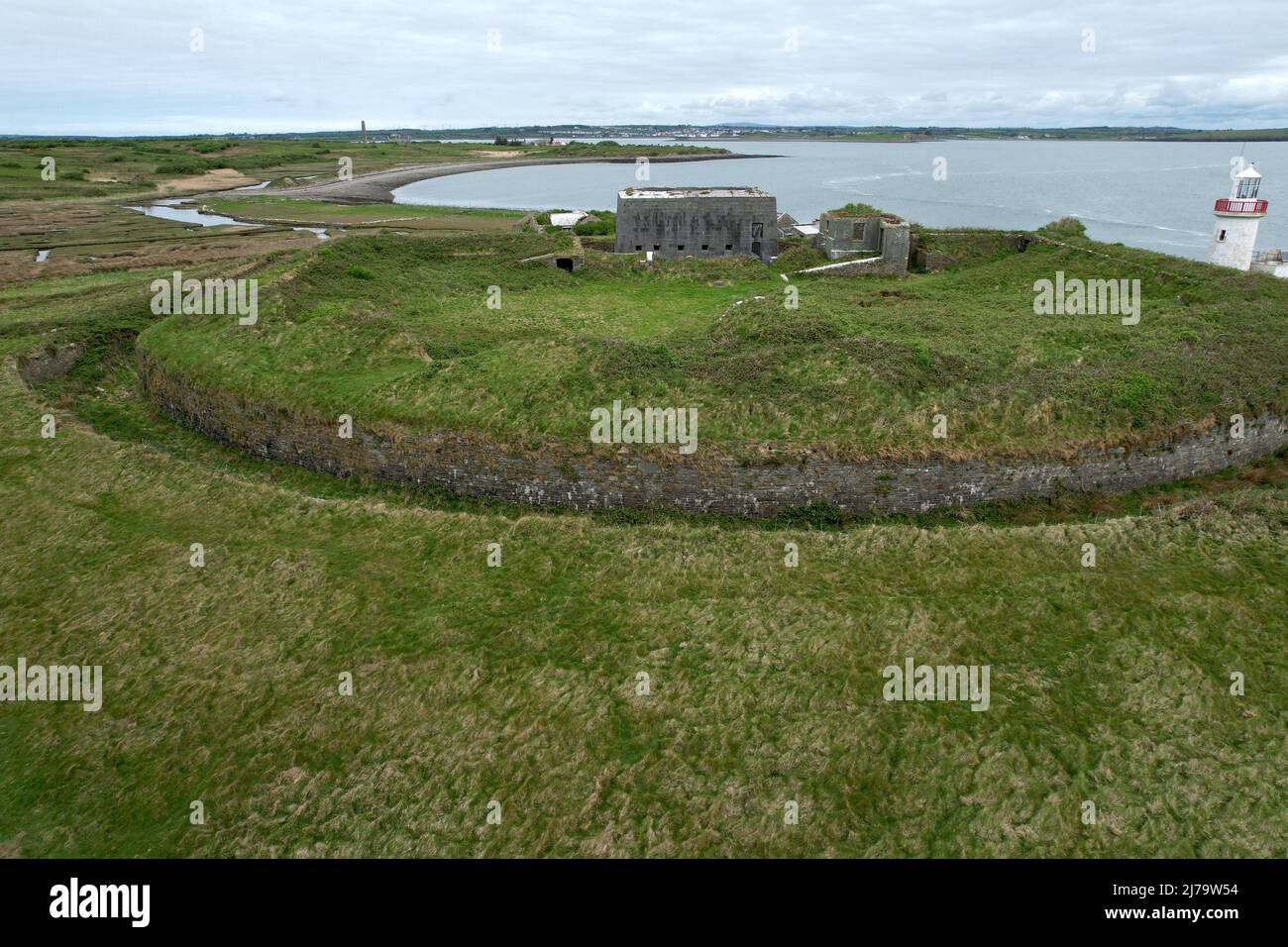 Blick auf das napoleonische Fort, Scattery Island, Kilrush, County Clare, Irland vor dem nördlichen Ufer der Shannon-Mündung liegt Scattery Island Stockfoto