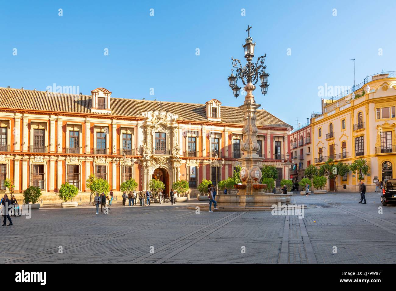 Die Plaza Virgen de los Reyes mit Touristen und Einheimischen an einem Herbstmorgen im Barrio Santa Cruz Viertel von Sevilla. Stockfoto
