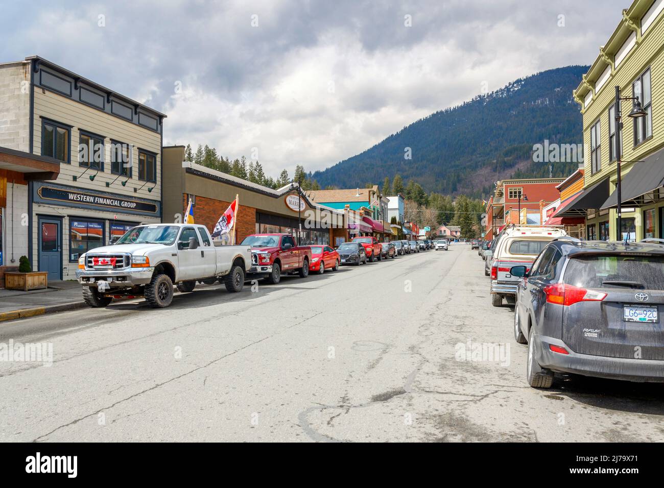 Die historische Hauptstraße in der Innenstadt durch die ländliche kanadische Stadt Kaslo British Columbia im Frühjahr. Stockfoto