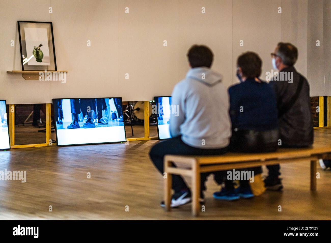 Edinburgh, Schottland. Fr, 15. April 2022. Publikum erlebt die Performance-Arbeit der Künstlerin Appau Jnr Boakye-Yiadom „During: Compliment“ in der Fruitmarket Gallery. „During: Compliment“ ist eine Sound-basierte Performance, die die Idee herausfordert, dass Live-Performance beinhaltet, den Körper des Darstellers zu sehen. Ursprünglich im März 2022 in London vorgestellt, wurde die Edinburgh-Iteration von schottischen Musikern (Kontrabass, Klavier, Schlagzeug, Flöte und Saxophon) aufgeführt, die die Musik hinter einer Leinwand spielten, wobei nur die Füße sichtbar waren. Stockfoto