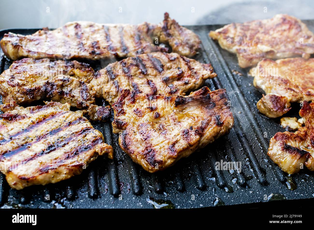 Saftige Schweinehals-Steaks auf Teflon-Barbecue-Grill Stockfoto