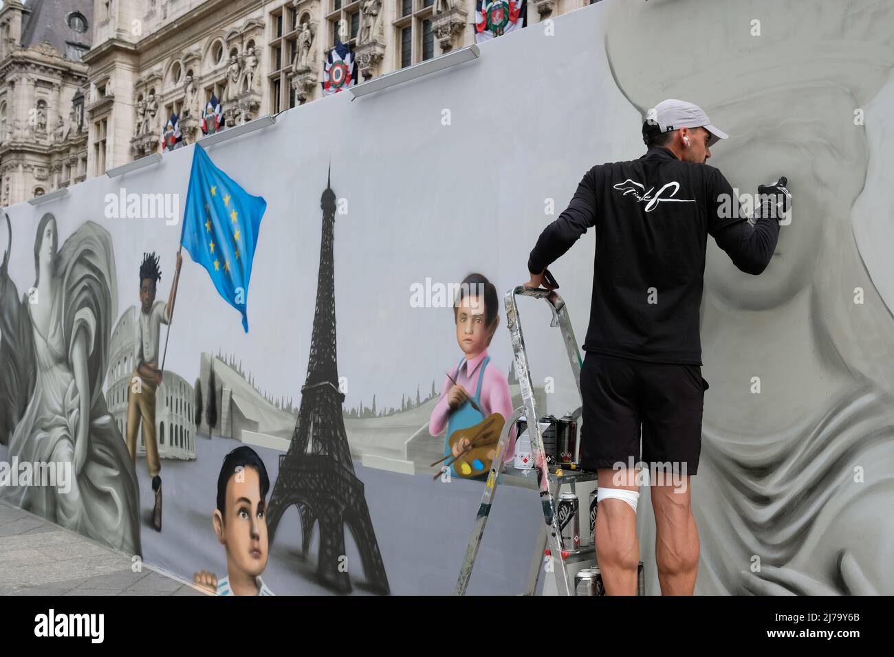 Am Samstag, dem 7. Mai, wurde auf dem Platz vor dem Pariser Rathaus ein Europatag mit Ständen für NGOs und einem Konferenzraum organisiert Stockfoto