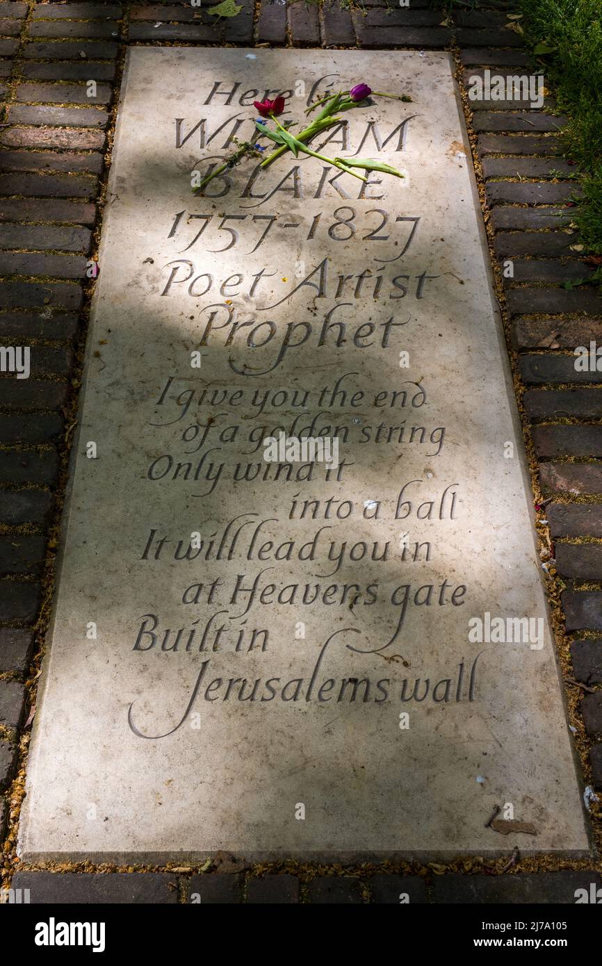 Grabstein Kennzeichnung William Blake's Grab in Bunhill Fields Grabstätte London. Stein installiert 2018, von Lida Cardozo, Jerusalem Vers geschnitzt. Stockfoto