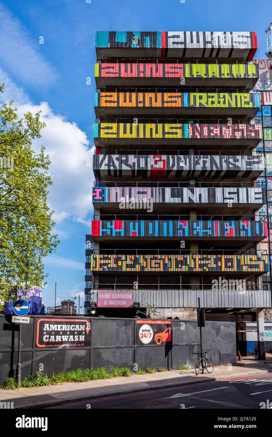 American Carwash London - American Carwash Shoreditch bei 35 Great Eastern St London. Das Hotel liegt am Fuße eines farbenfrohen, mehrstöckigen NCP-Parkplatzes. Stockfoto