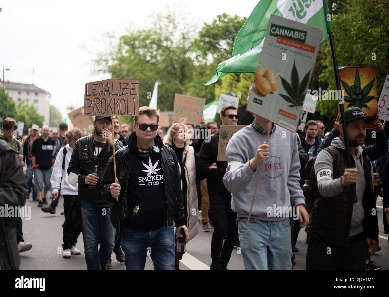 Am 7. Mai 2022 versammelten sich bis zu 200 Personen beim Global Marijuana March 2022 ( GMM ) in München, Deutschland, um gegen die Entkriminalisierung oder Legalisierung von Cannabis zu protestieren. (Foto von Alexander Pohl/Sipa USA) Stockfoto