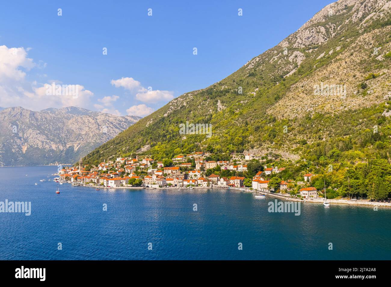 Blick auf das mittelalterliche Dorf Perast, einschließlich der St. Nikola Kirche Turm, an der Küste der Bucht von Kotor, Montenegro. Stockfoto