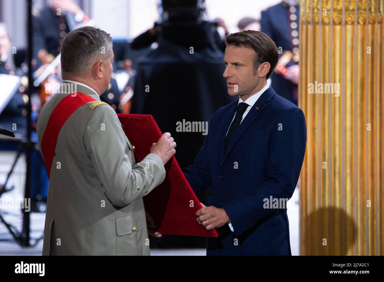 Paris, Frankreich. 07.. Mai 2022. Emmanuel Macron wird die große Halskette des französischen Nationalordens der Ehrenlegion von seinem Großkanzler General Benoit Puga überreicht, Am 7. Mai 2022, während der Investiturfeier von Emmanuel Macron zum französischen Präsidenten, nach seiner Wiederwahl im vergangenen April 24, als Großmeister des Ordens im Präsidentenpalast von Paris anerkannt. Foto von Raphael Lafargue/ABACAPRESS.COM Quelle: Abaca Press/Alamy Live News Stockfoto