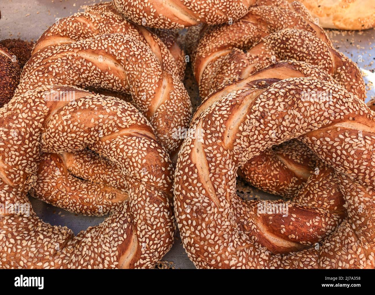 Stapel von köstlichen türkischen Bagels als Hintergrund. Traditionelles Fast Food in der Türkei als Simit bekannt Stockfoto