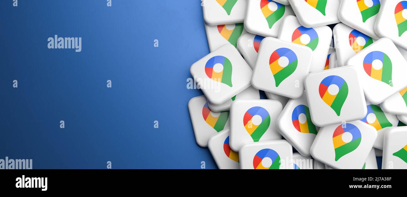 Logos des Dienstes Google Maps auf einem Haufen auf einem Tisch. Speicherplatz kopieren. Webbanner-Format. Stockfoto