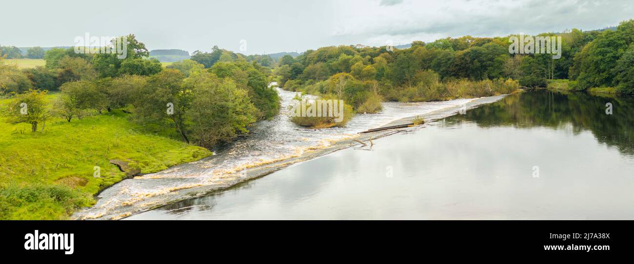 Weitwinkelpanorama des Wehrs auf dem Fluss tyne bei Chollerford, Chesters Roman Fort bei Hexham Northumberland Stockfoto