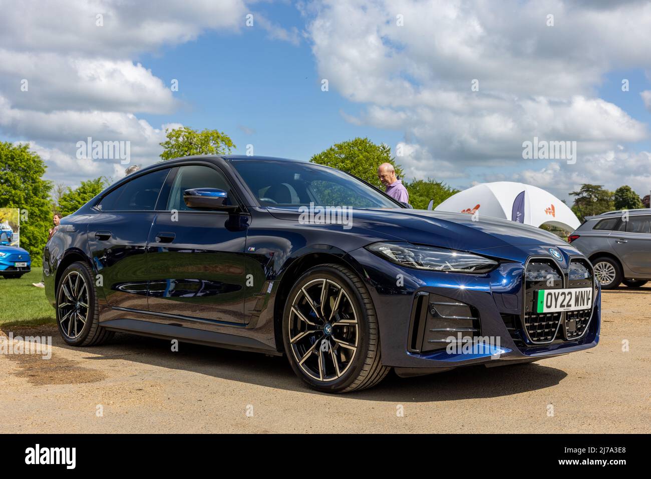 Der BMW i4 eDrive40 M Sport (OY22 WNV) wird am 7.. Mai 2022 bei der EV Live im Blenheim Palace ausgestellt Stockfoto