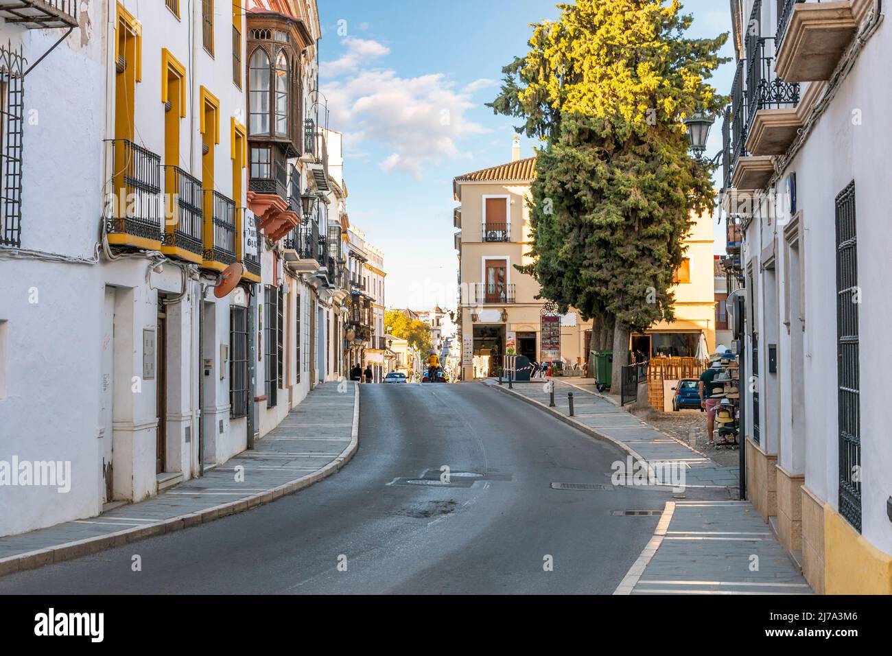 Eine der traditionellen Straßen mit Häusern und kleinen Geschäften in der historischen Altstadt des andalusischen Dorfes Ronda, Spanien Stockfoto