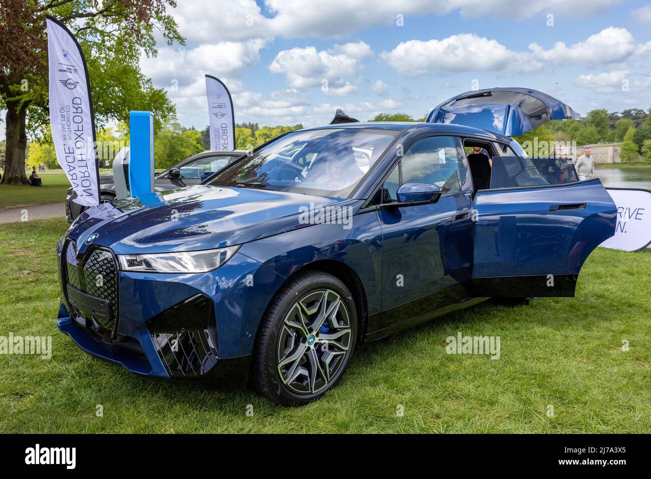 BMW iX Elektro-SUV, zu sehen bei der EV Live Veranstaltung im Blenheim Palace am 7.. Mai 2022 Stockfoto