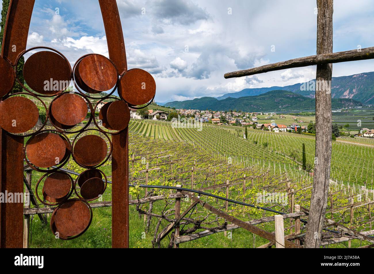 Tramin Village entlang der Weinrote. Tramin ist das Weinbaudorf Südtirols - Norditalien - und seine Geschichte ist eng verbunden Stockfoto