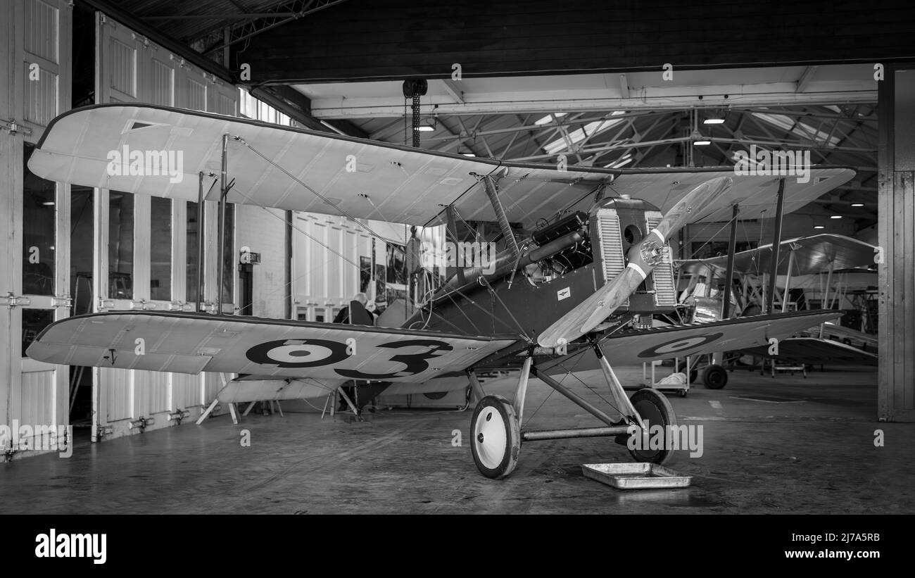 Royal Aircraft Factory S.E.5 (G-ERFC) - Nachbildung eines Doppelflugzeugs aus dem Britischen Weltkrieg 1 in einem Hangar bei Shuttleworth Stockfoto