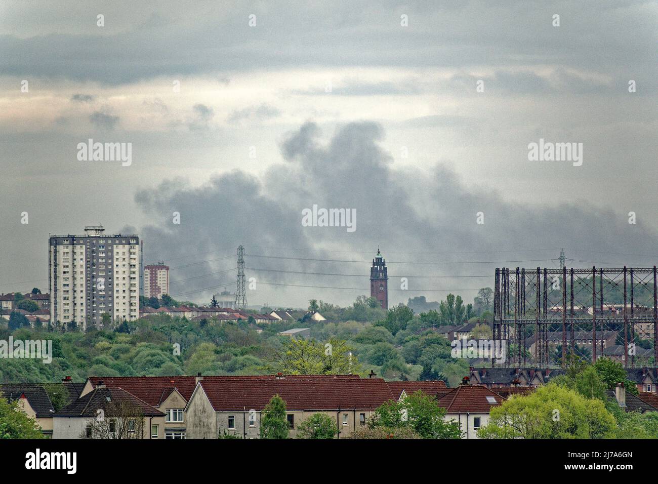 Glasgow, Schottland, Großbritannien 6.. Mai 2022. Rauchwolke am East End im Norden von Glasgow, 10 Meilen entfernt Credit Gerard Ferry/Alamy Live News Stockfoto
