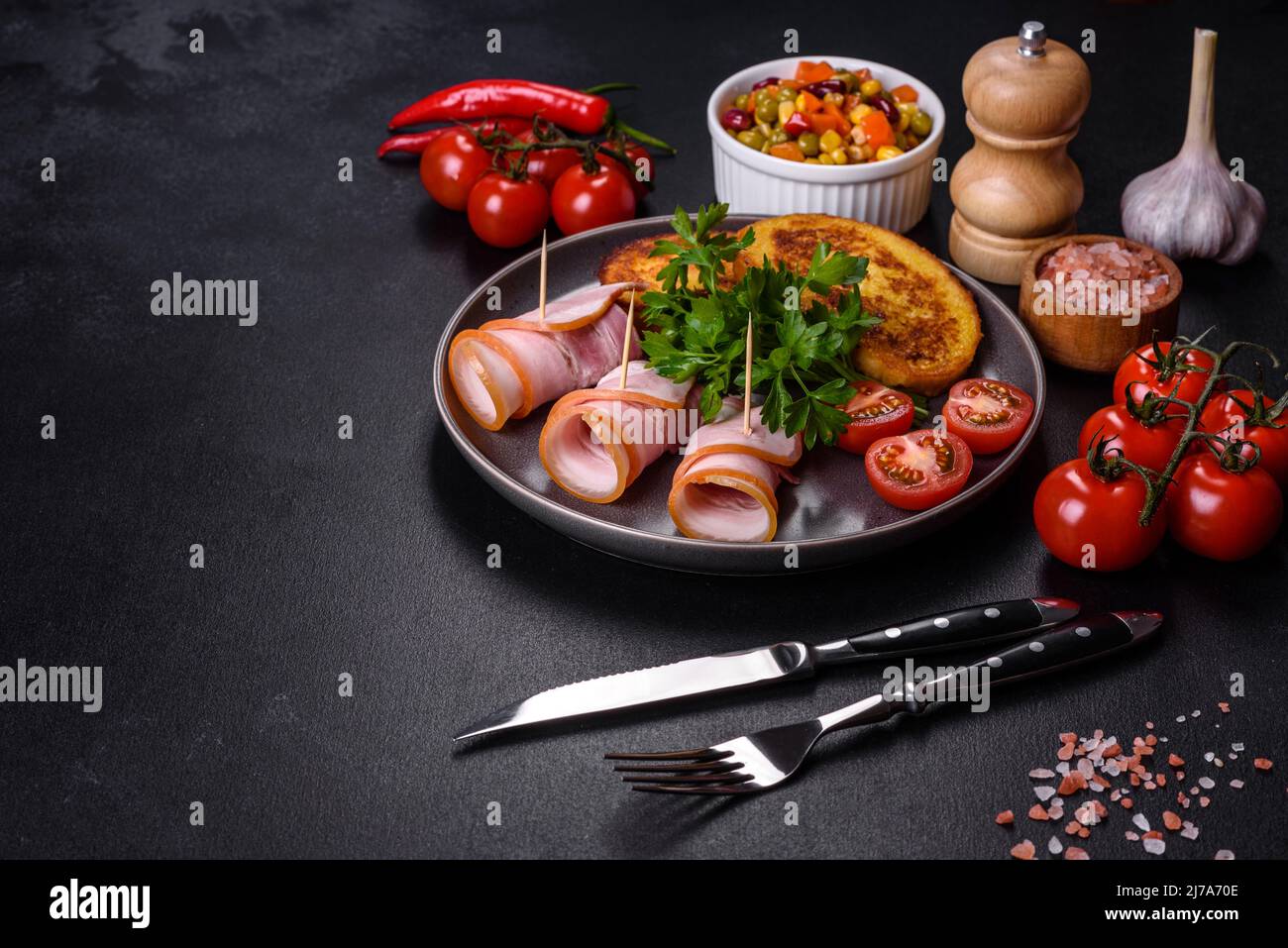Scheiben köstlicher roher oder gesalzener Speck mit Gewürzen, Salz ...