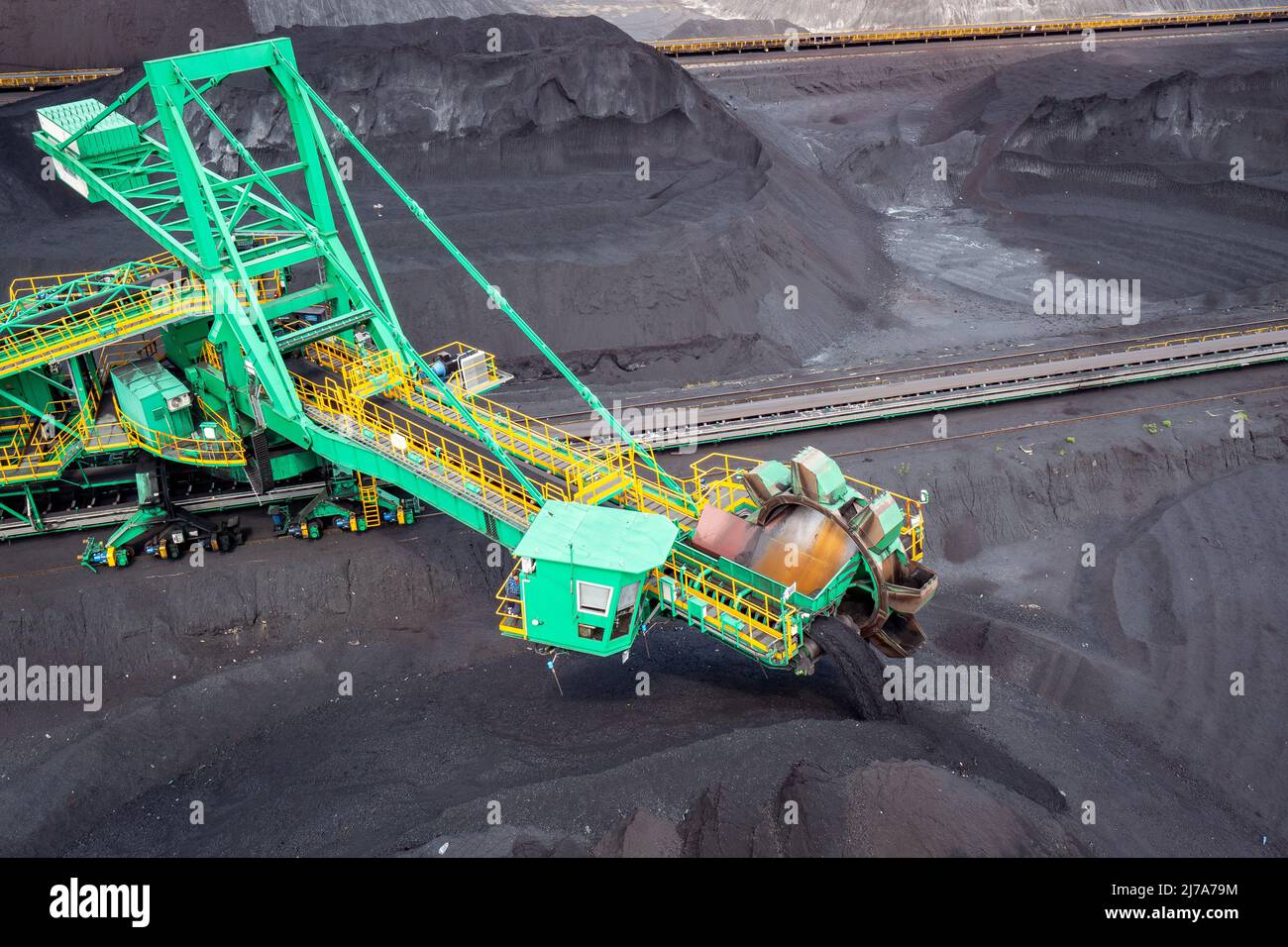 Blick Auf Die Kohlebergwerke. Mineralgewinnende Industrie für Steinkohle, Draufsicht Drohne. Stockfoto