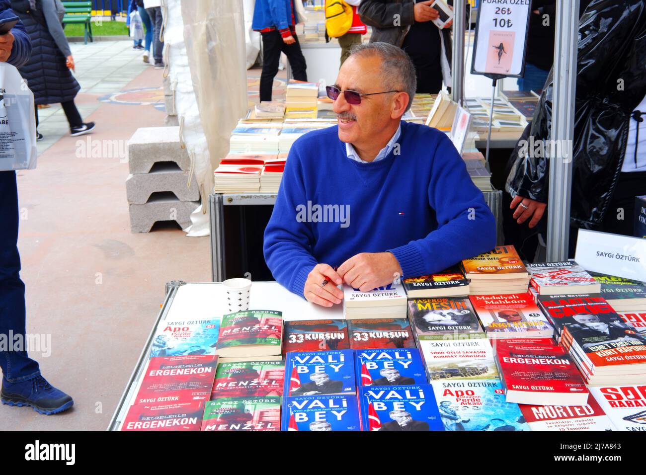 Eskisehir, Türkei. 07.. Mai 2022. Eskisehir, Türkei, türkischer Schriftsteller Saygi Ozturk ist auf der Yunusemre Buchmesse Eskisehir Türkei Credit: Del Calle/Alamy Live News Stockfoto