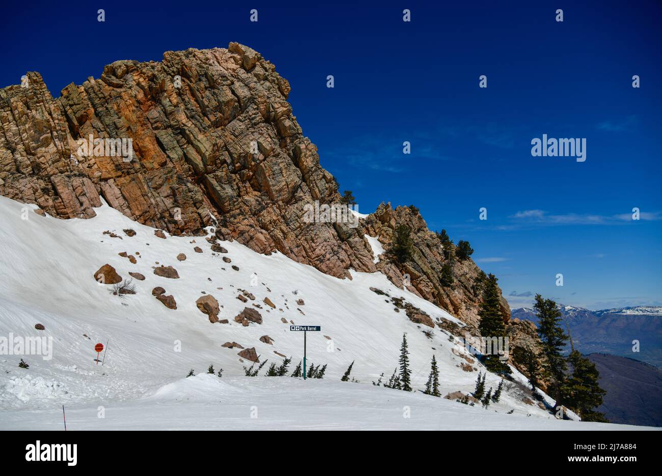 Wunderschöne Landschaft im Snowbasin Ski Resort, Utah. Schneehänge, felsige Berge und Bäume an einem sonnigen Tag. Stockfoto