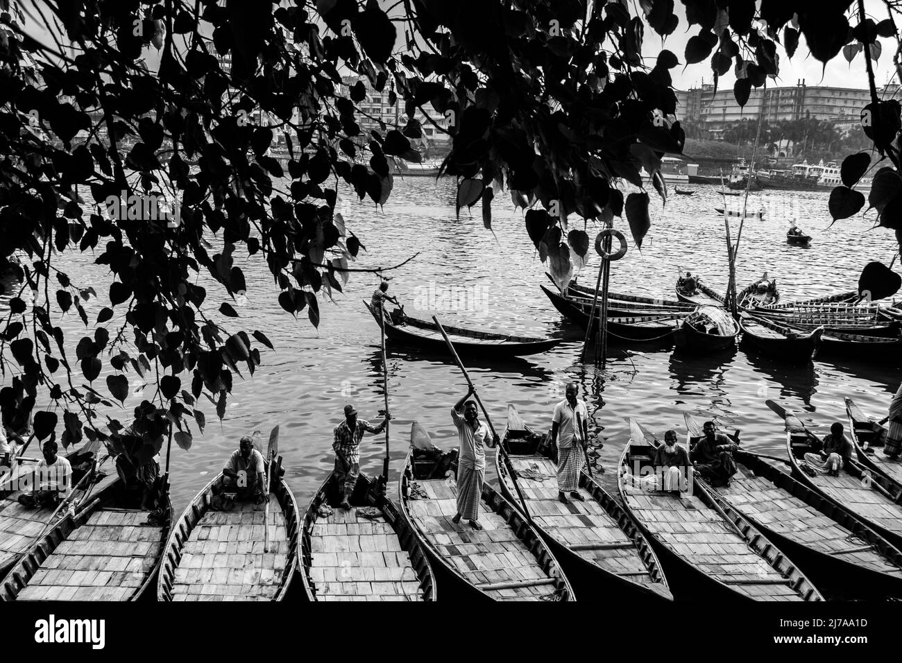 Traditionelle architektonische hölzerne Bootstation am Flussufer Bild aufgenommen am 24. April 2022, aus Dhaka, Bangladesch, Südasien Stockfoto