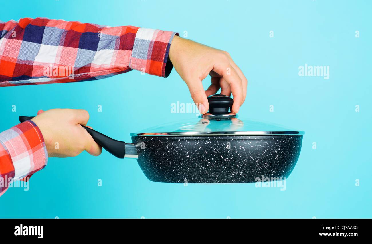 Küchenutensilien. Frypan mit Deckel. Kochgeschirr für die Zubereitung von Speisen. Kochgeschirr in der Küche. Bratpfanne. Stockfoto