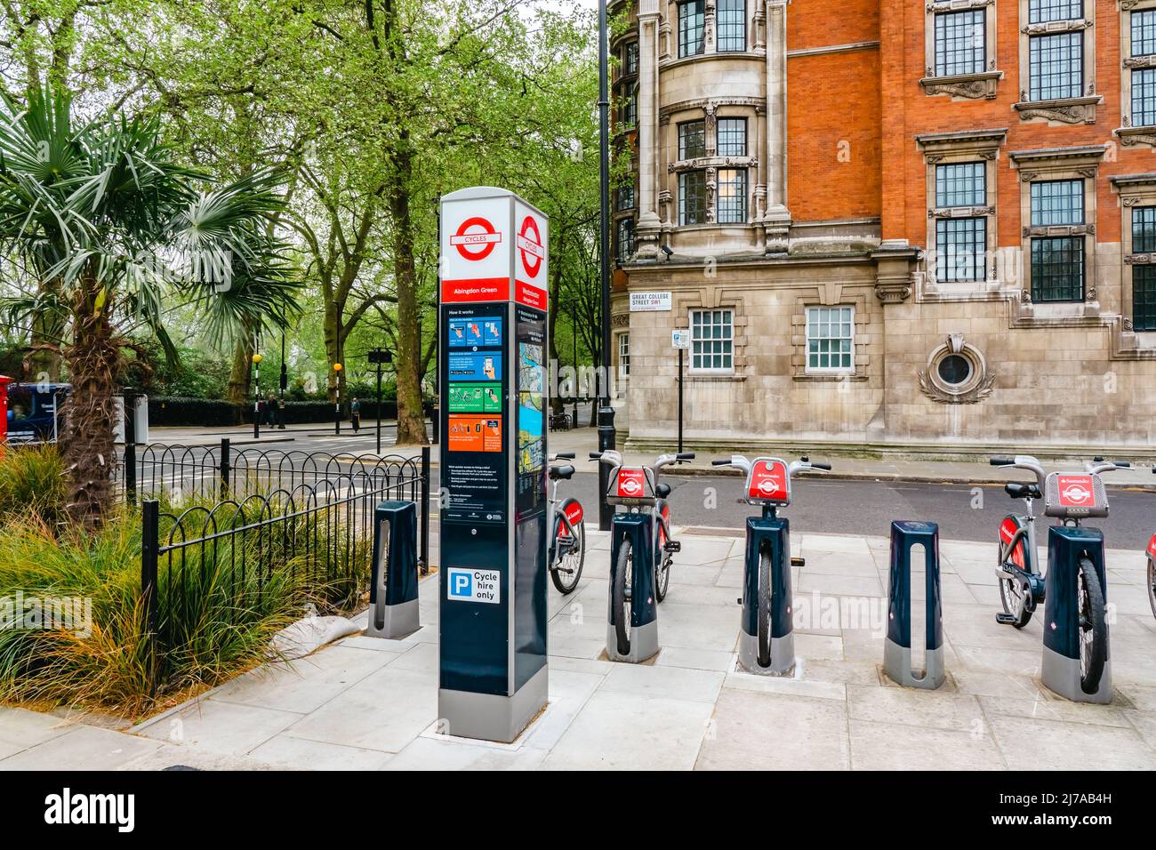 London, Großbritannien - 23.04.2022: Blick auf die Great College Street. Typisches Londoner Stadtbild. Hochwertige Fotos Stockfoto