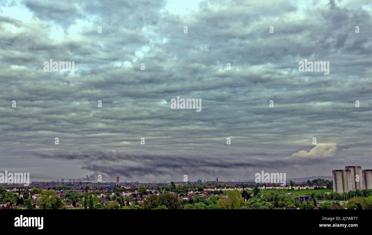 Glasgow, Schottland, Großbritannien 7.. Mai 2022. Glasgow Blaze in der Nähe von M73 East End Rauchwolke im Norden von Glasgow aus 10 Meilen entfernt noch größer und besser Credit Gerard Ferry/Alamy Live News Stockfoto