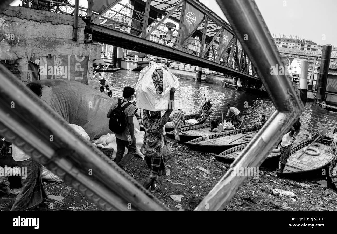 Traditionelle architektonische hölzerne Bootstation am Flussufer Bild aufgenommen am 24. April 2022, aus Dhaka, Bangladesch, Südasien Stockfoto