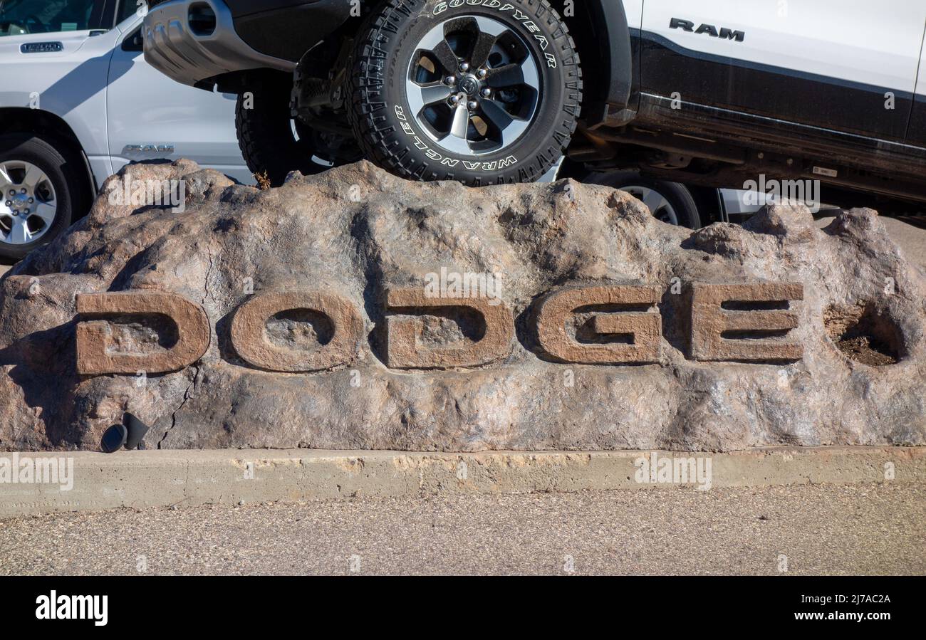 Ein Dodge RAM Pickup Truck sitzt auf einer „Dodge“-Felsenvorzeige im Lot von Yorkton Dodge, Yorkton, Saskatchewan, Kanada. Stockfoto