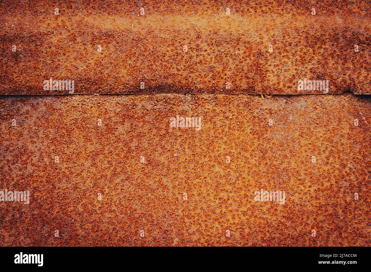 Textur aus rostigem Metall. Alte Garage. Verlassenes Haus. Grunge Metallstruktur. Stockfoto