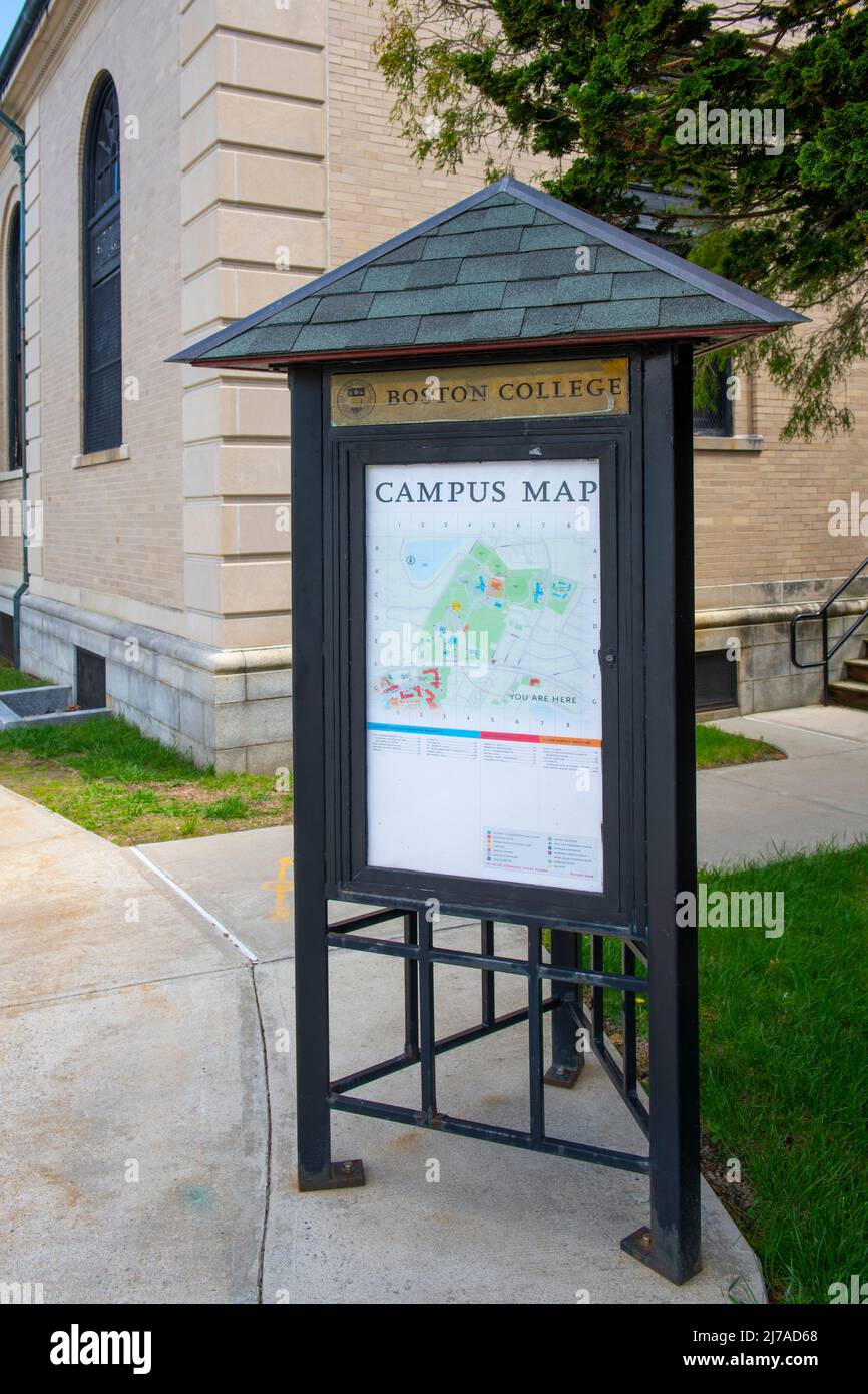 Schild mit Eingang zum Boston College auf der Commonwealth Avenue am Brighton Campus, Brighton, Stadt Boston, Massachusetts, USA. Stockfoto