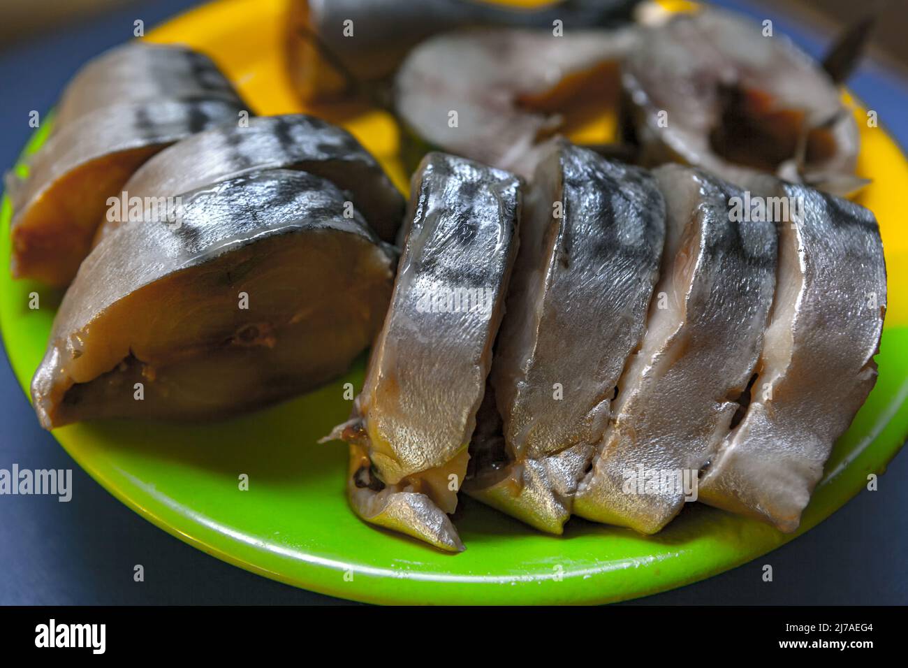 Eingelegte Heringe . Leicht gesalzener Fisch auf dem Teller Stockfoto