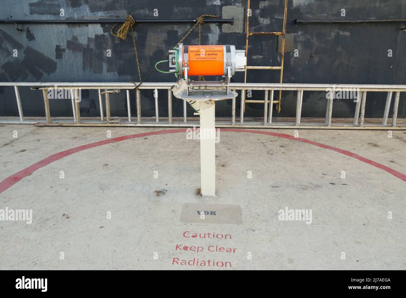 Die orangefarbene Box des Schiffsdatenschreibers vdr auf dem Schiff entspricht der Blackbox im Flugzeug. Es ist auf der Navigationsbrücke auf dem Radardeck befestigt. Stockfoto