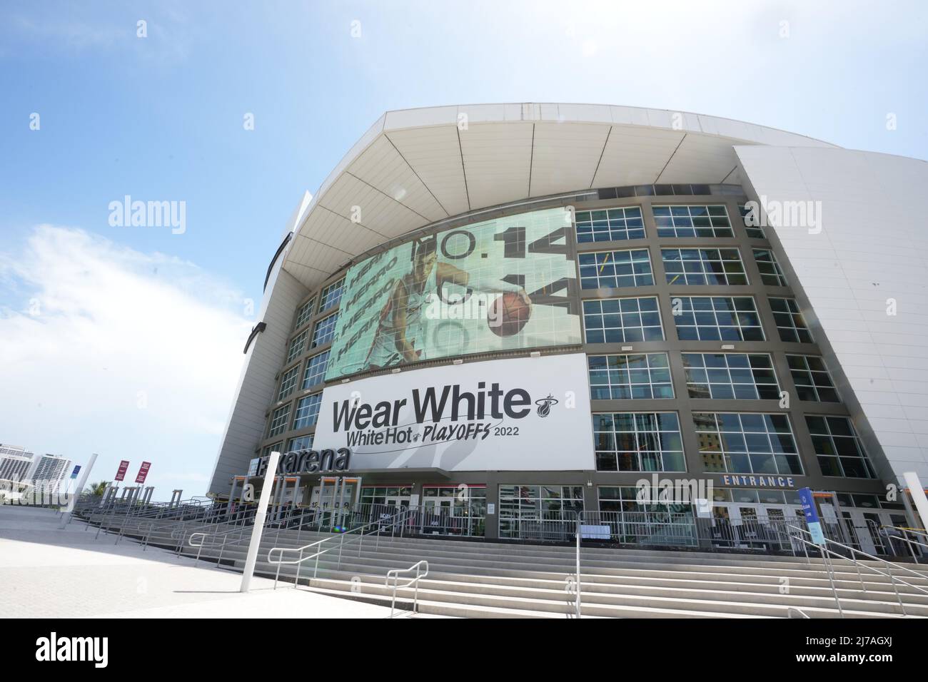 Die FTX Arena mit „Wear White. White Hot Playoffs 2022' Banner und Bild von Miami Heat Guard Tyler Herro (14) wird am Montag, 2. Mai 2022, in Miami gesehen. Stockfoto