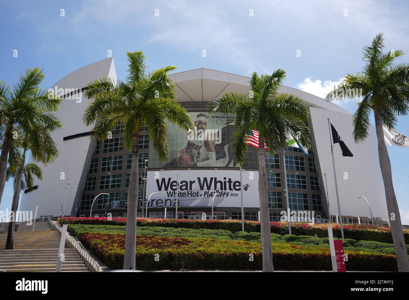 Die FTX Arena mit „Wear White. White Hot Playoffs 2022' Banner und Bild von Miami Heat Guard Gabe Vincent wird am Montag, 2. Mai 2022, in Miami gesehen. Stockfoto