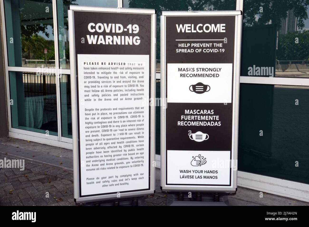 Eine COVID-19 Gesundheitswarnung in der FTX Arena, Montag, 2. Mai 2022, in Miami. Stockfoto