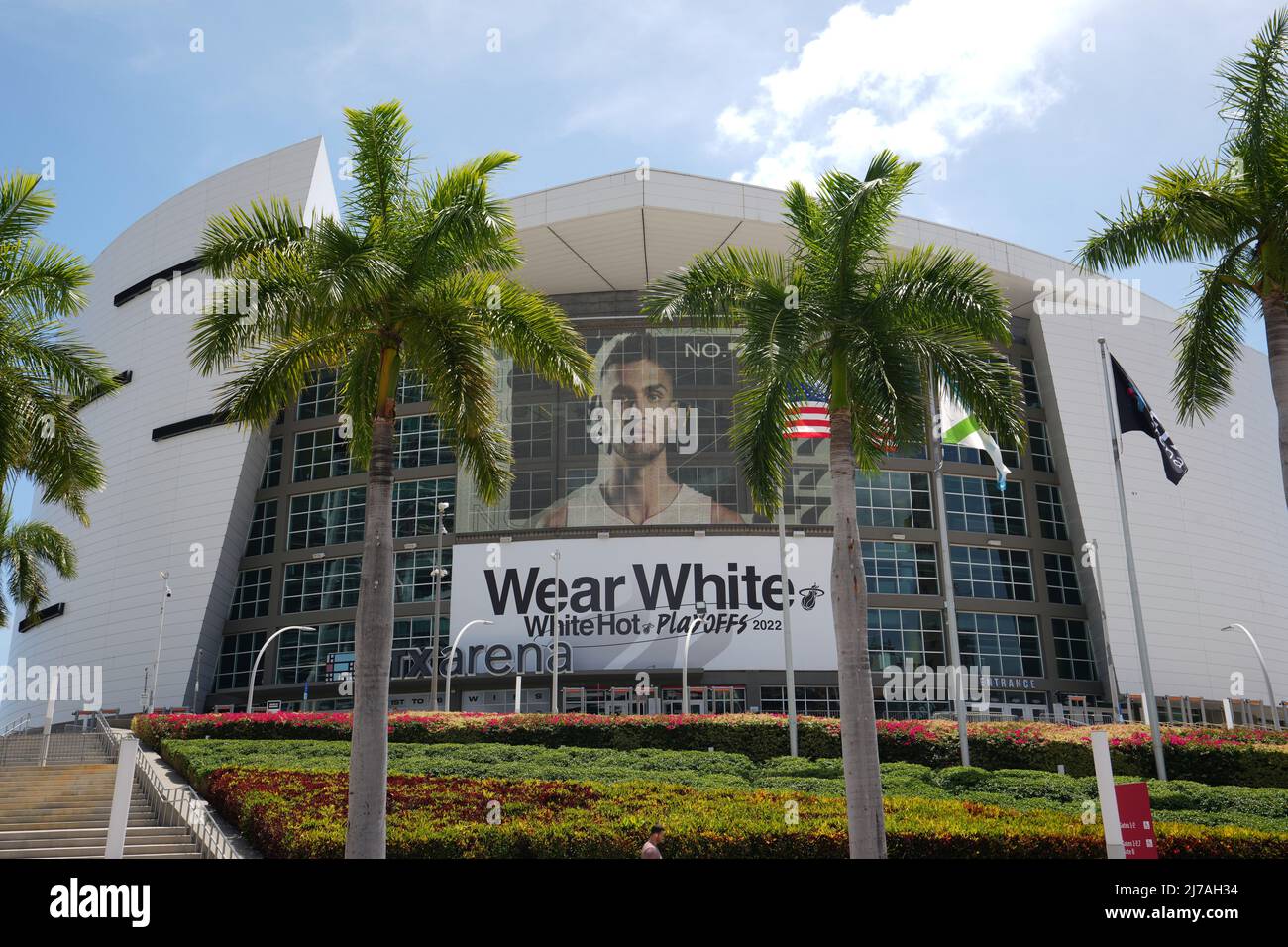 Die FTX Arena mit „Wear White. White Hot Playoffs 2022' Banner und Bild von Miami Heat Center Omer Yurtseven (7) wird am Montag, 2. Mai 2022, in Mia gesehen Stockfoto