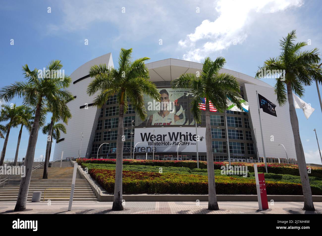 Die FTX Arena mit „Wear White. White Hot Playoffs 2022' Banner und Bild von Miami Heat Center Omer Yurtseven (7) wird am Montag, 2. Mai 2022, in Mia gesehen Stockfoto