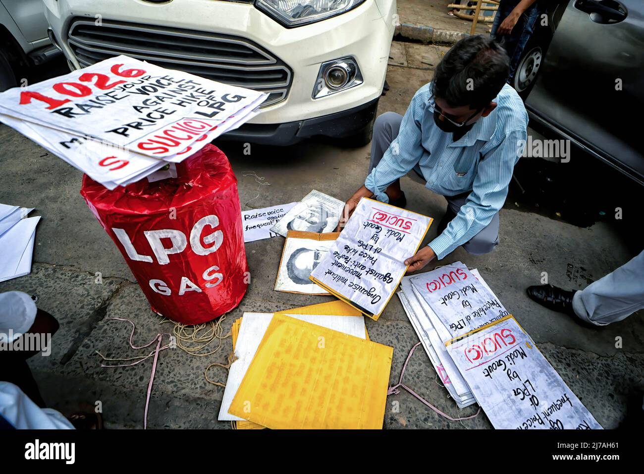 Ein Aktivist des Social Unity Center of India (SUCI) hat gesehen, wie er Protestplakate zur Preiserhöhung von inländischen Flüssiggas-Gasflaschen (LPG) vorbereitet hat. Die Preiserhöhung der Kochgasflasche hat in Indien 1026 Rs erreicht und wirkt sich auf das wirtschaftliche Leben der Bürger aus. Stockfoto