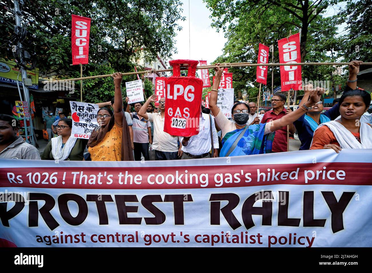 Aktivisten des Social Unity Center of India (SUCI) halten ein Banner während eines Protestes gegen die Zentralregierung für die Preiserhöhung von inländischen Flüssiggas-Gasflaschen (LPG) in Kalkata. Die Preiserhöhung der Kochgasflasche hat in Indien 1026 Rs erreicht und wirkt sich auf das wirtschaftliche Leben der Bürger aus. (Foto von Avishek das / SOPA Images/Sipa USA) Stockfoto