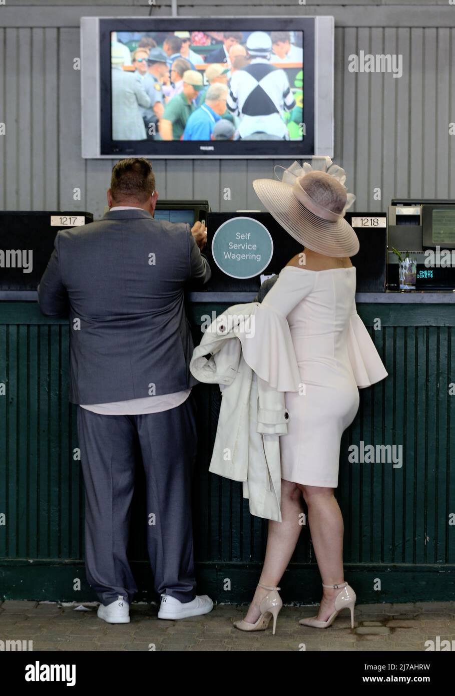 Louisville, Usa. 07.. Mai 2022. Horse Racing Fans legen ihre Wetten ab, während sie am Samstag, den 7. Mai 2022 in Louisville, Kentucky, auf den the148.. Lauf des Kentucky Derby in Churchill Downs warten. Foto von John Sommers II/UPI Kredit: UPI/Alamy Live News Stockfoto