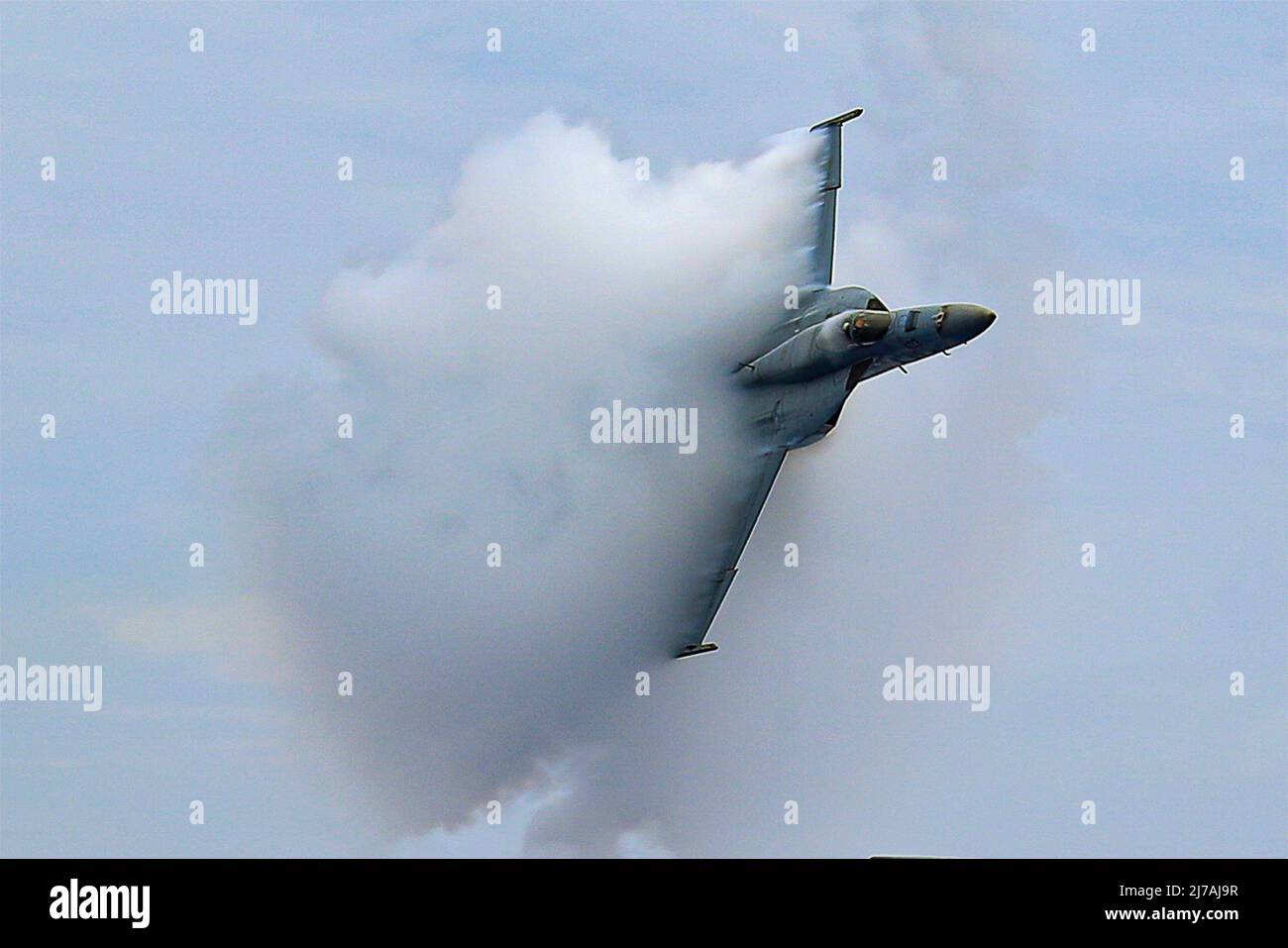 Japanisches Meer, Japan. 27. April 2022. Ein F/A-18E Super Hornet Kampfflugzeug der US Navy, das den Vigilanten des Strike Fighter Squadron 151 zugewiesen wurde, erzeugt einen Dampfkegel, während es während einer Routinepatrouille am 27. April 2022 im Japanischen Meer über den Flugzeugträger USS Abraham Lincoln der Nimitz-Klasse fliegt. Kredit: MC3 Javier Reyes/U.S. Navy Photo/Alamy Live News Stockfoto