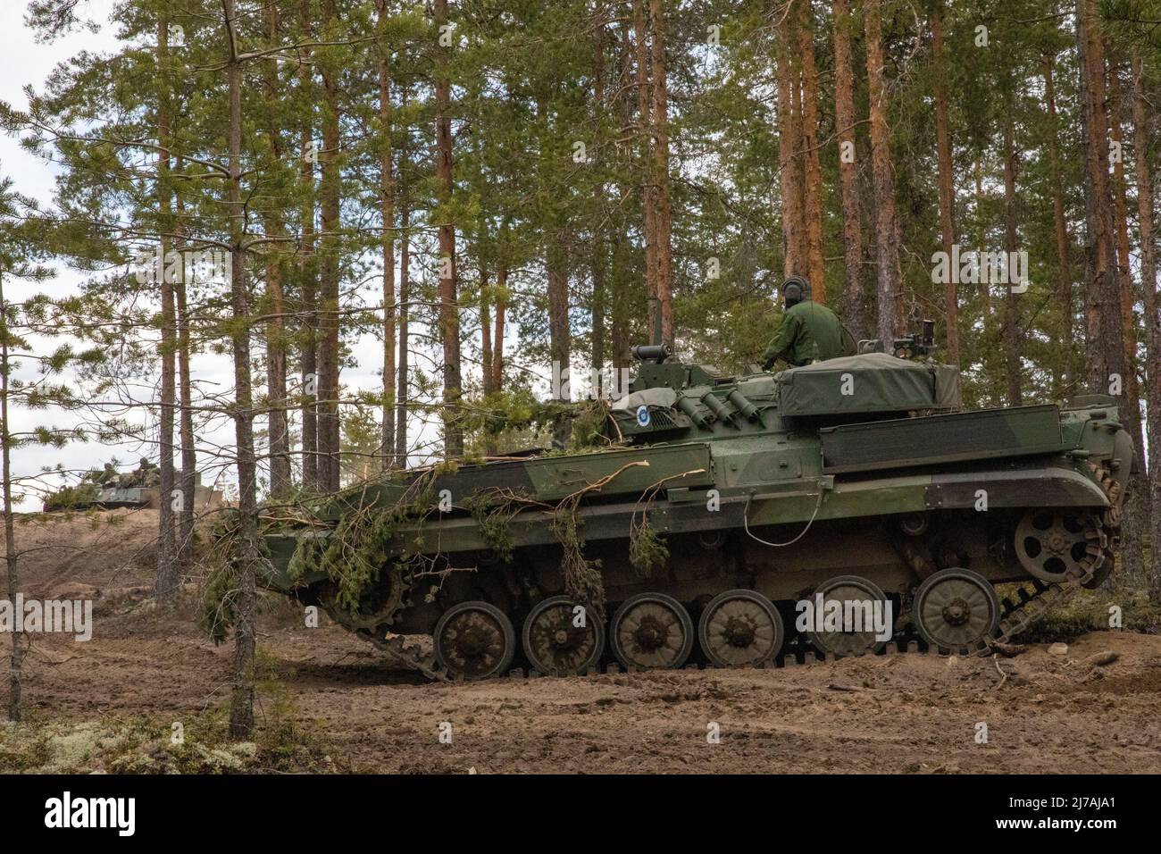 Niinisalo, Finnland. 05. Mai 2022. Ein finnischer Soldat hält während simulierter Kampfübungen Arrow 22 auf dem Niinisalo Training Area, 5. Mai 2022 in Niinisalo, Finnland, Position auf seinem finnischen BMP-2MD-Infanterie-Kampfflugzeug. Die jährliche finnische Militärübung umfasste die Vereinigten Staaten, Estland, Lativia und das Vereinigte Königreich. Kredit: Spc. Elizabeth MacPherson/U.S. Army/Alamy Live News Stockfoto