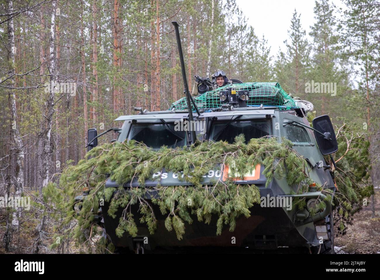 Niinisalo, Finnland. 05. Mai 2022. Ein finnischer Soldat hat während der simulierten Kampfübungen Arrow 22 auf dem Niinisalo Training Area, 5. Mai 2022 in Niinisalo, Finnland, ein Maschinengewehr auf einem gepanzerten Patria Pasi-Personalträger. Die jährliche finnische Militärübung umfasste die Vereinigten Staaten, Estland, Lativia und das Vereinigte Königreich. Kredit: Spc. Elizabeth MacPherson/U.S. Army/Alamy Live News Stockfoto