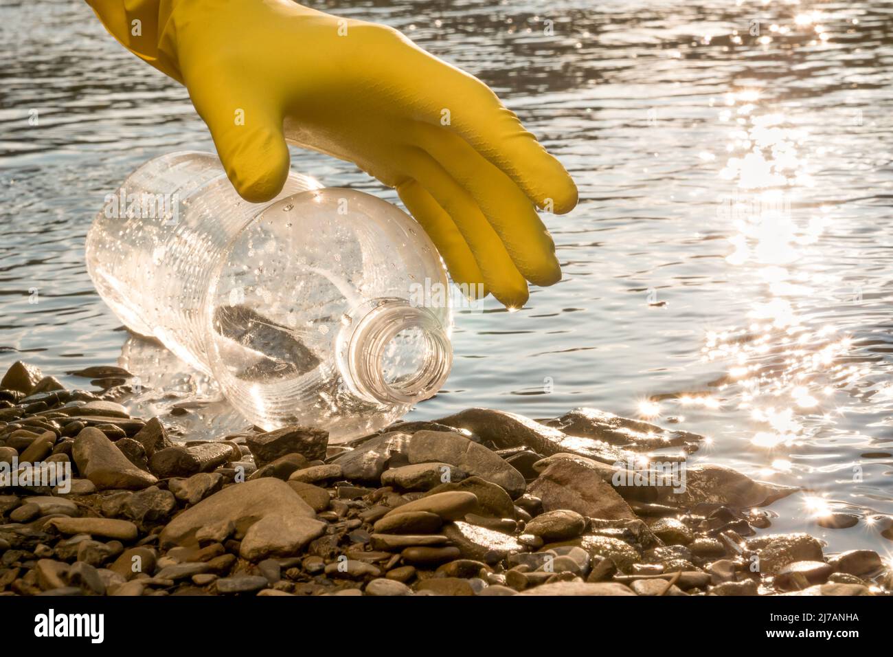 Freiwillige Reinigung Flussmüll abholen Abfall Kommissionierung Ufer. Sammelt Müllfluss. Abholung Müllwasser Kunststoff Natur. Müllstrand wird gereinigt Stockfoto
