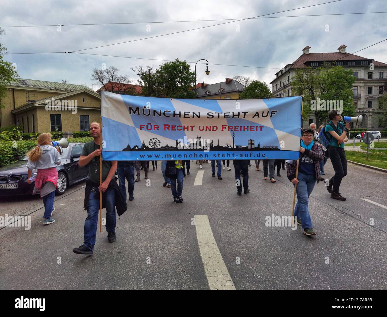 7. Mai 2022, München, Bayern, Deutschland: Angesichts der zunehmenden Bedeutungslosigkeit aufgrund des Endes der Mehrzahl der Anti-Pandemie-Maßnahmen gegen Corona, die Coronarebels und Verschwörungstheoretiker in München, Deutschland scheint sich weitgehend vom Corona-Keil-Thema abzuwenden und seinen Hass auf den Staat und die Gesellschaft sowie auf die Technologie zu richten, während sie nach ihrem nächsten Keil-Thema suchen. (Bild: © Sachelle Babbar/ZUMA Press Wire) Stockfoto