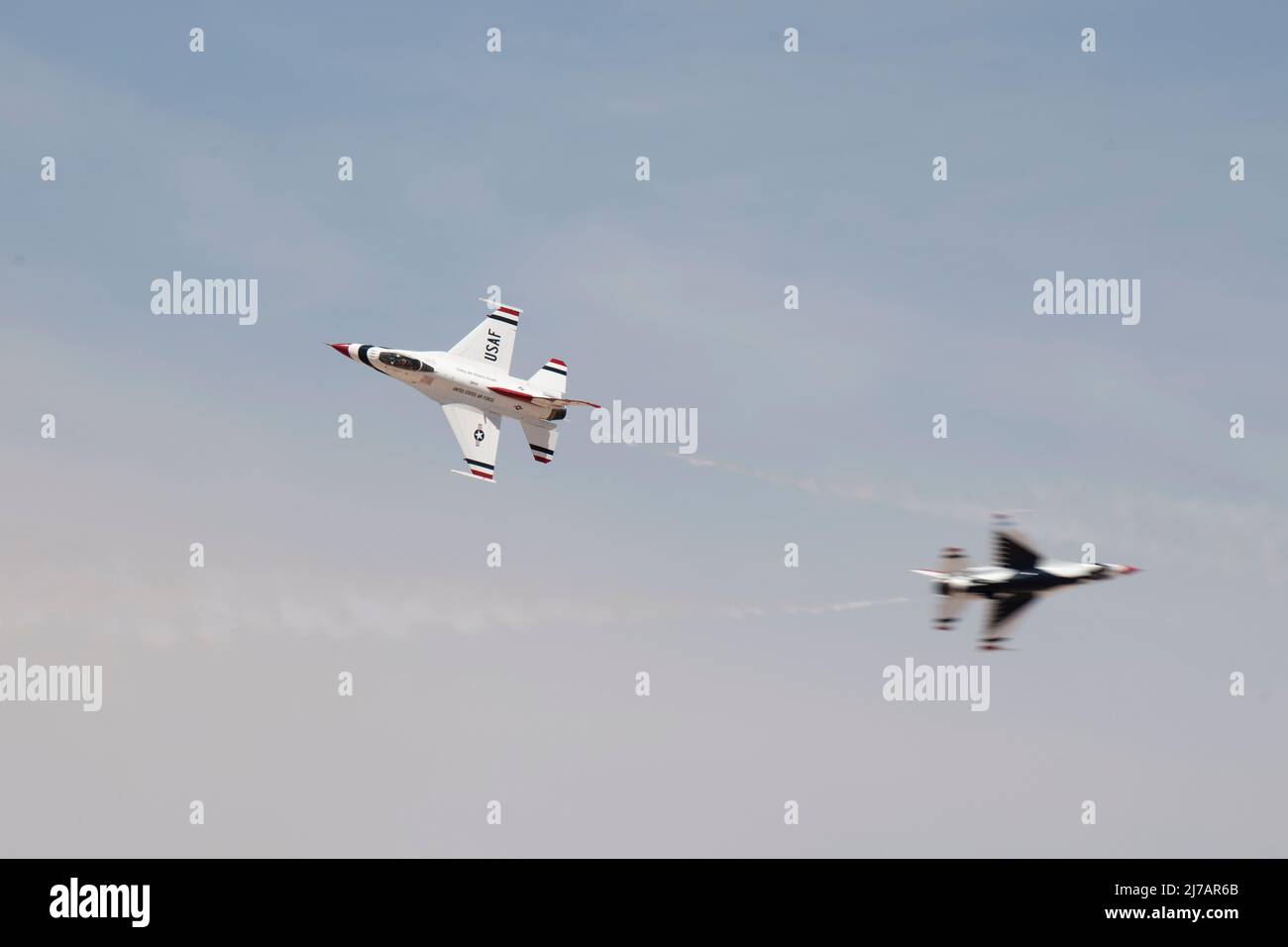 Zwei US Air Force Air Demonstration Squadron, bekannt als die „Thunderbirds“, F-16 Fighting Falcons Proben für die 2022 Legacy of Liberty Air Show und Open House 6. Mai 2022, auf Holloman Air Force Base, New Mexico. Die Mission der Thunderbirds ist es, die Mission der Luftwaffe zu rekrutieren, zu halten und zu inspirieren und durch das Land zu reisen. (USA Luftwaffe Foto von Airman Isaiah Pedrazzini) Stockfoto